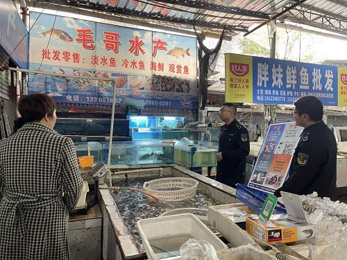 蘆山縣市場監督管理局開展長江禁漁常態化檢查，嚴防水產品零售環節違規行為